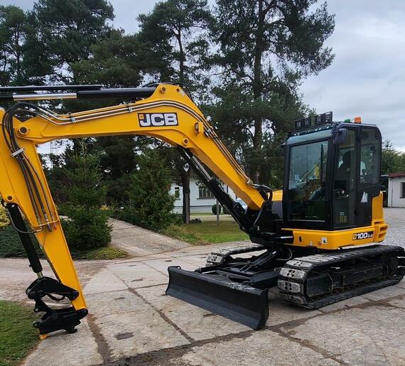 Předváděcí JCB 100C-2 v plné výbavě, 3 okruhy, naklápění radlička Předváděcí JCB 100C-2 v plné výbavě, 3 okruhy, naklápění radlička