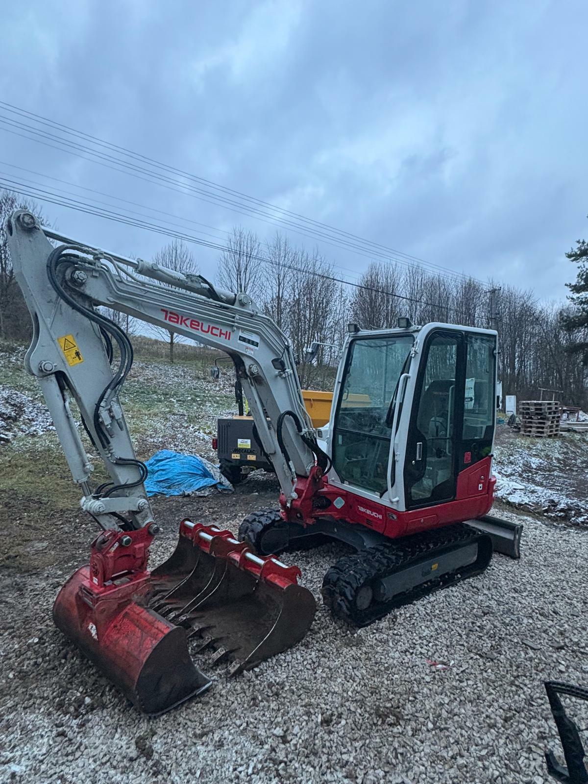 Takeuchi TB240 POWERTILT