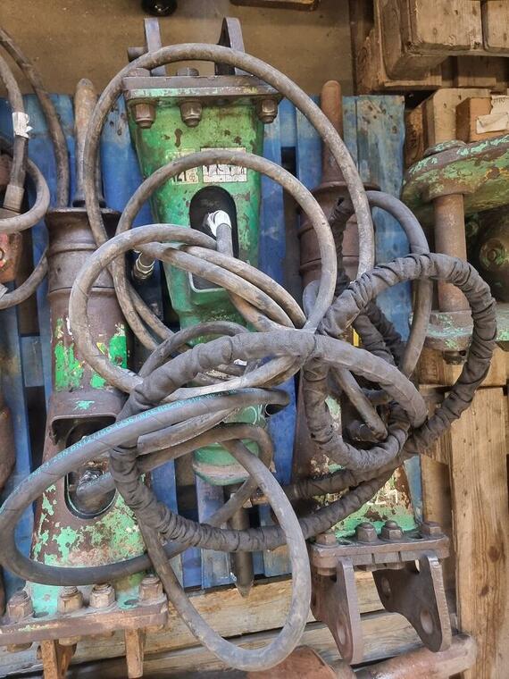 Hydraulická kladiva Montabert (3x) - stroje 1,1-2,2t (JCB atd.)