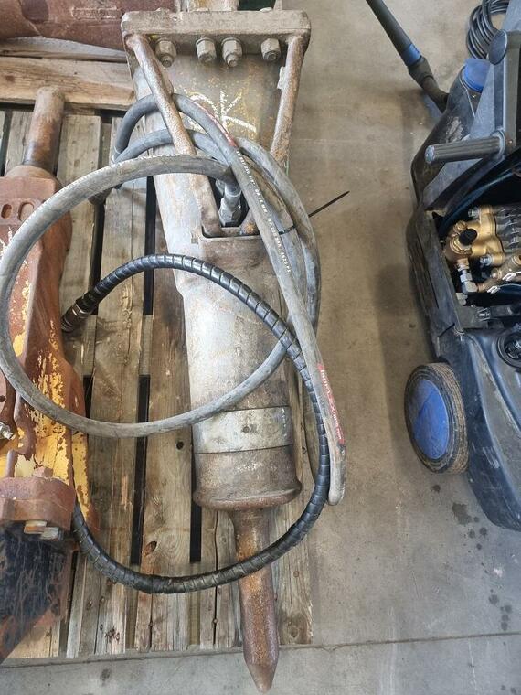 Hydraulické kladivo Montabert - stroje 4-6t (JCB atd.)