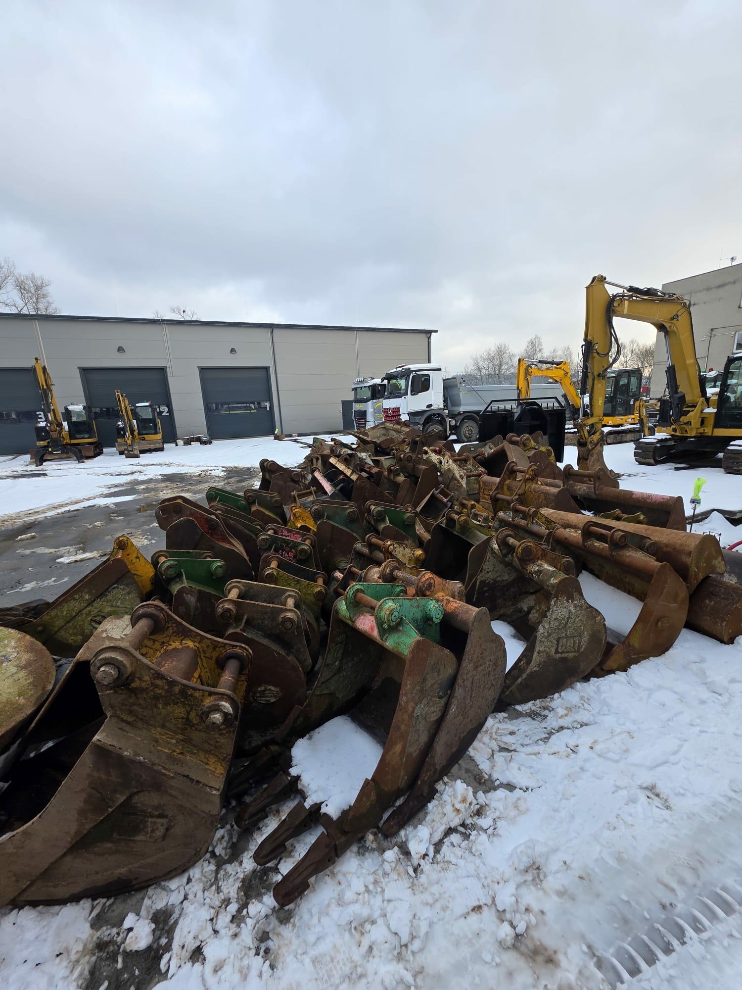 Lžíce/lopaty ke stavebním strojům, cca 100 ks, 59 Kč/kg