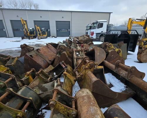 Lžíce/lopaty ke stavebním strojům, cca 100 ks, 59 Kč/kg