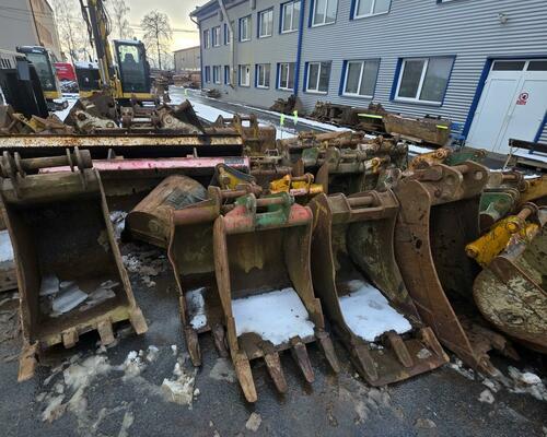 Lžíce/lopaty ke stavebním strojům, cca 200 ks, 59 Kč/kg