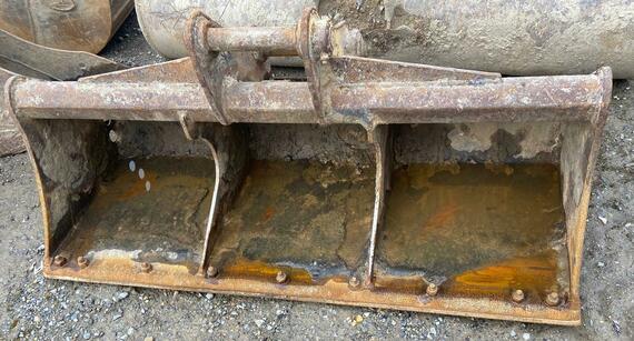 Lžíce na příkop Rhinox 150 cm s vyměnitelnou radlicí pro Cat Komatsu Yanmar