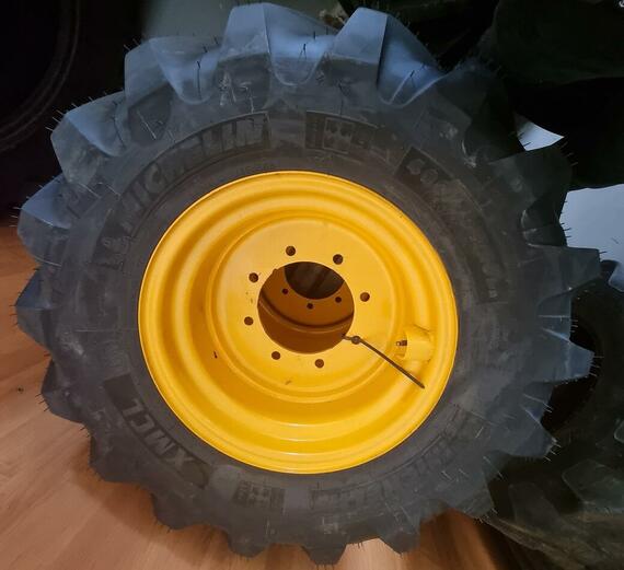 Michelin XMCL 16/70-20 (400/70-20) s disky (8 děr) - JCB TM 180-220, JCB 406-9