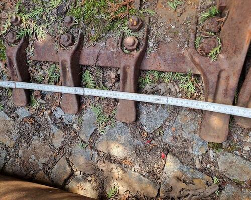 Prodám sadu pro JCB - rychloupínák + 4 lžíce 