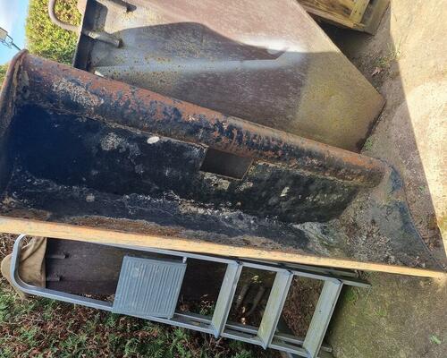 Prodám sadu pro JCB - rychloupínák + 4 lžíce 