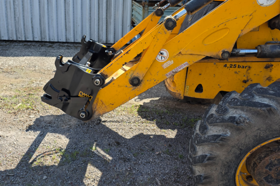 Rýchloupínač JCB 2CX, 3CX, 4CX predný mechanický na pôvodnú lopatu - VERTER