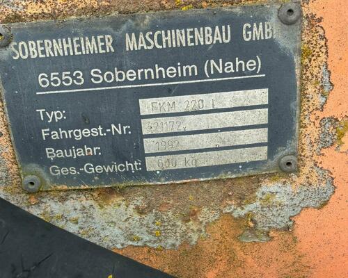 Zametací koště a míchací lžíce na beton  