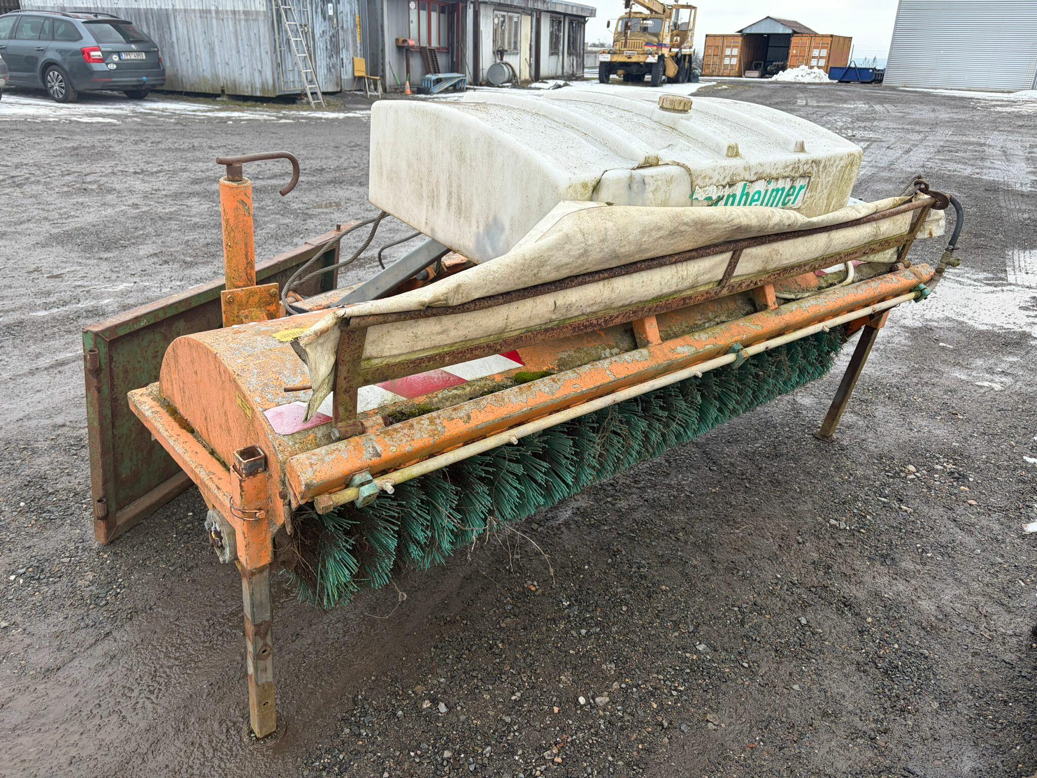 Zametací koště a míchací lžíce na beton  