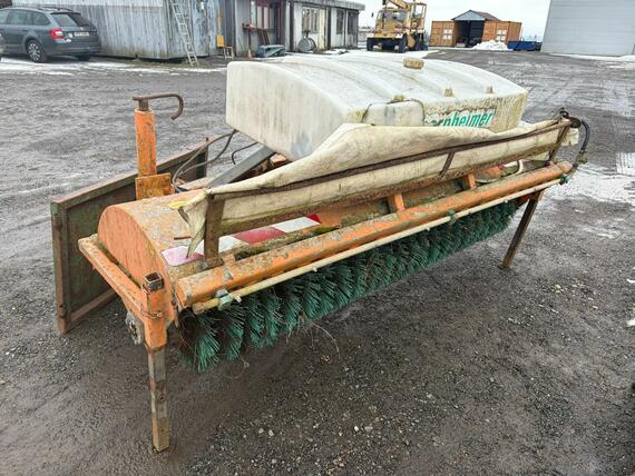 Zametací koště a míchací lžíce na beton  