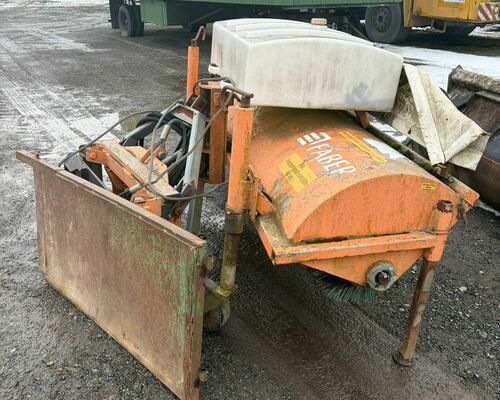 Zametací koště a míchací lžíce na beton  