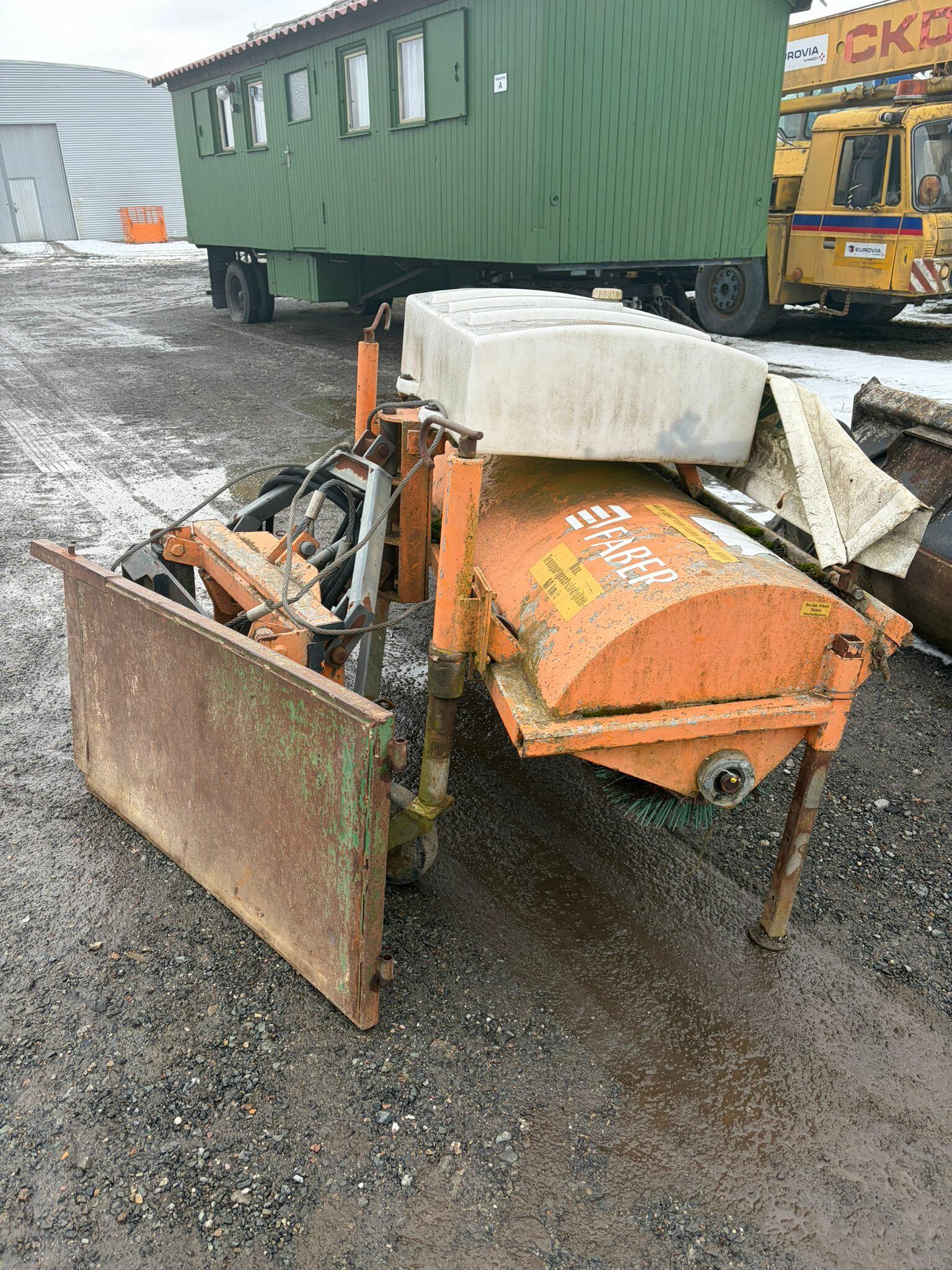 Zametací koště a míchací lžíce na beton  na kolový nakladač 