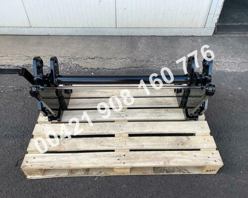 Predný mechanický rýchloupínač traktorbáger Komatsu WB