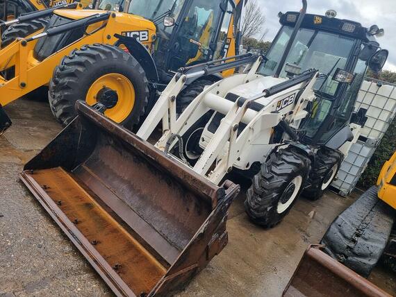 Prodám/pronajmu JCB 2CX model 2015