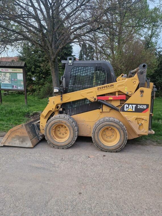 CAT 242 D