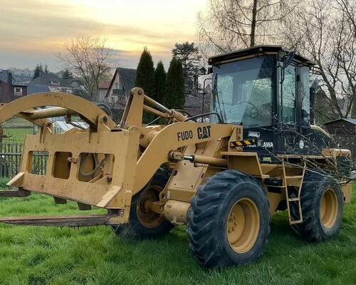 Kolový nakladač CAT 910 G