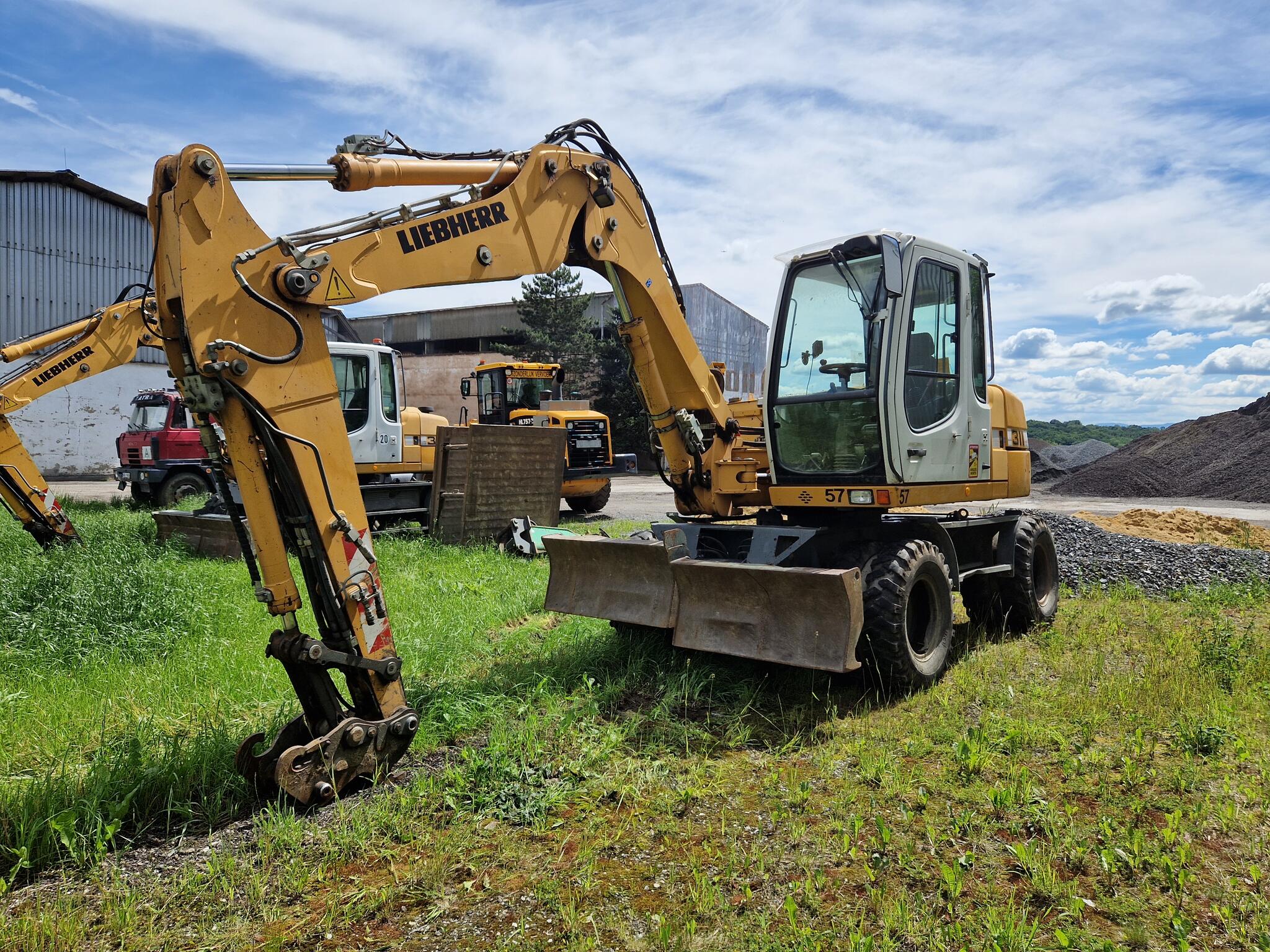 LIEBHERR 311 kolový bagr LIEBHERR A311