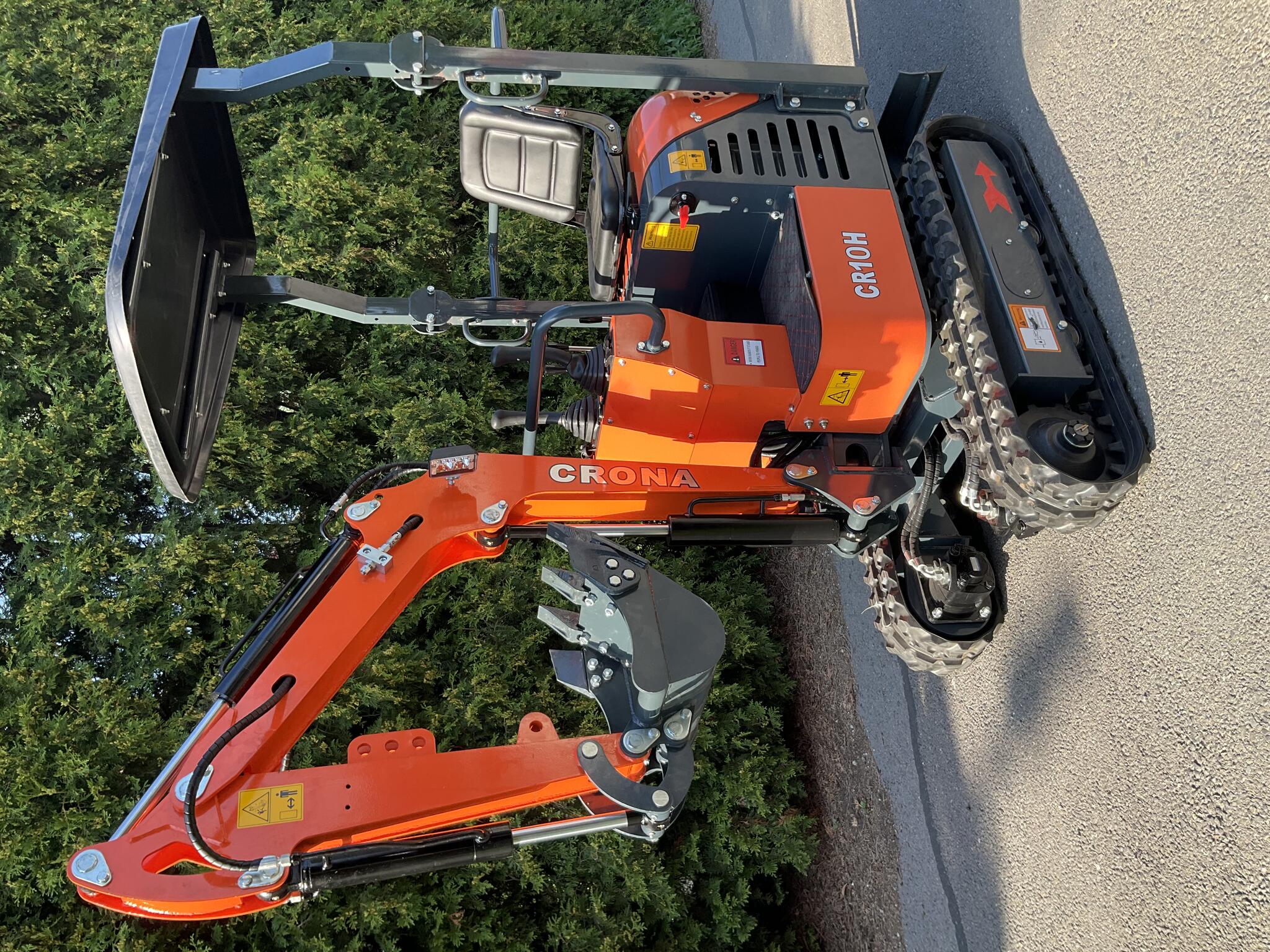 minibagr CR10H 1000 kg s předchladičem, mimoosý