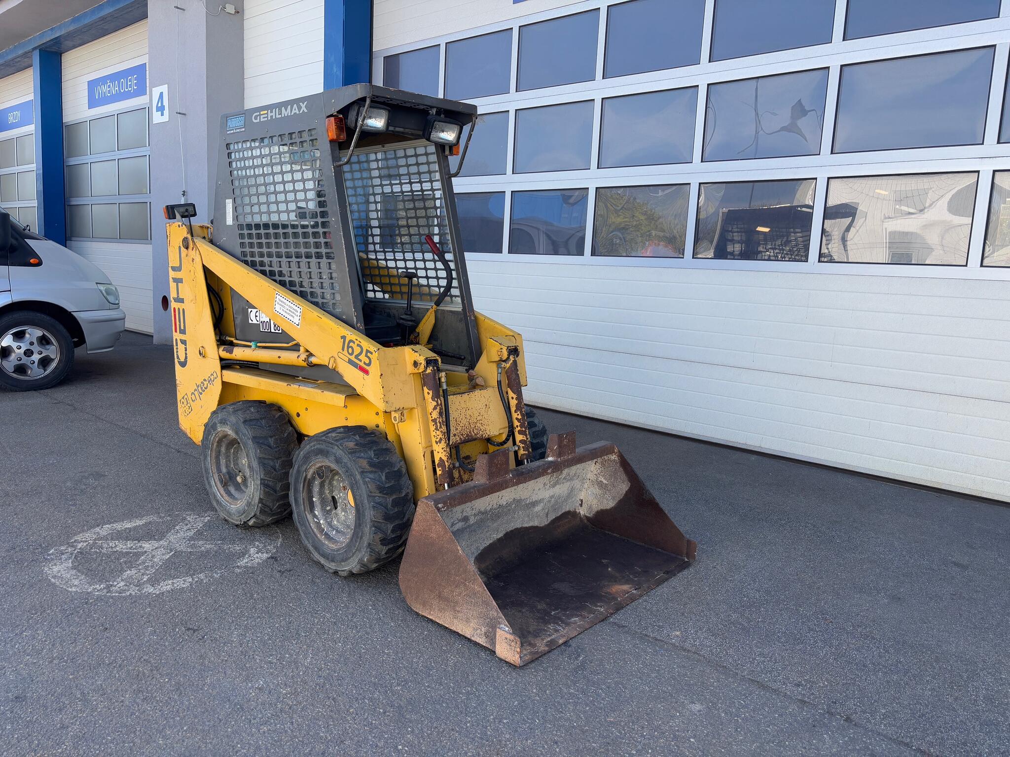 Smykový nakladač GEHL SL1625