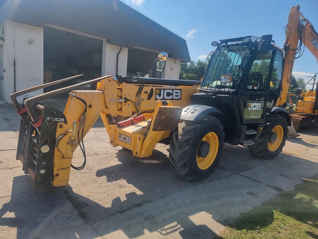 JCB 540-140, klimatizace, vyrovnávání Sway, hydraulický posuv vidlí