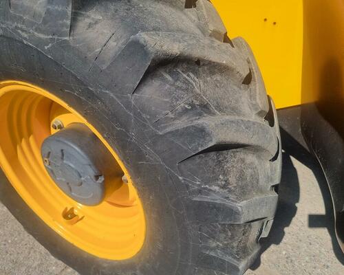 JCB 540-140, klimatizace, vyrovnávání Sway, hydraulický posuv vidlí