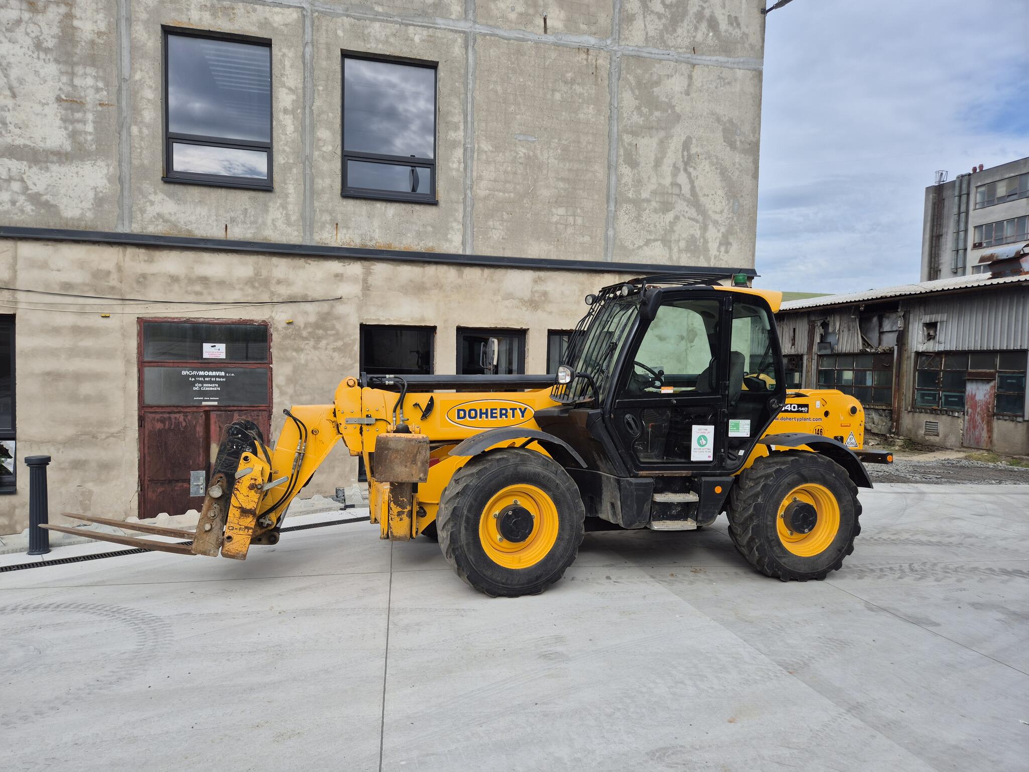 JCB 540-140 TELESKOPICKÝ MANIPULÁTOR 