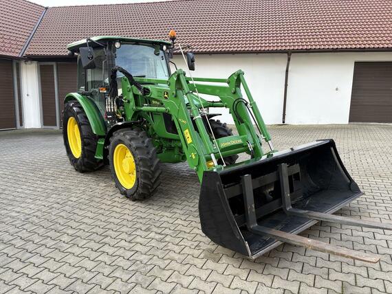 JOHN DEERE 5075 s čelním nakladačem