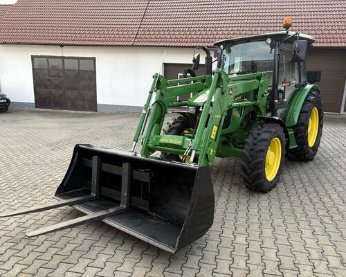 JOHN DEERE 5075 s čelním nakladačem
