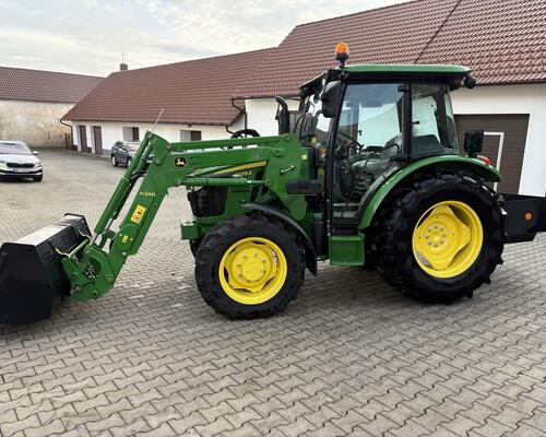 JOHN DEERE 5075 s čelním nakladačem