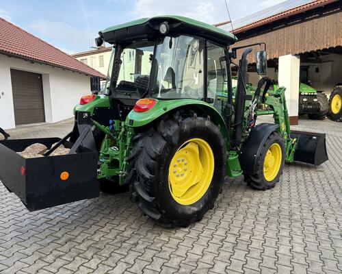JOHN DEERE 5075 s čelním nakladačem
