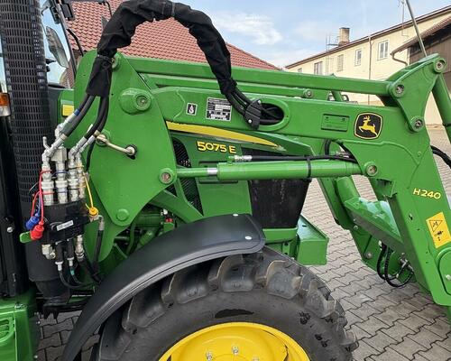 JOHN DEERE 5075 s čelním nakladačem