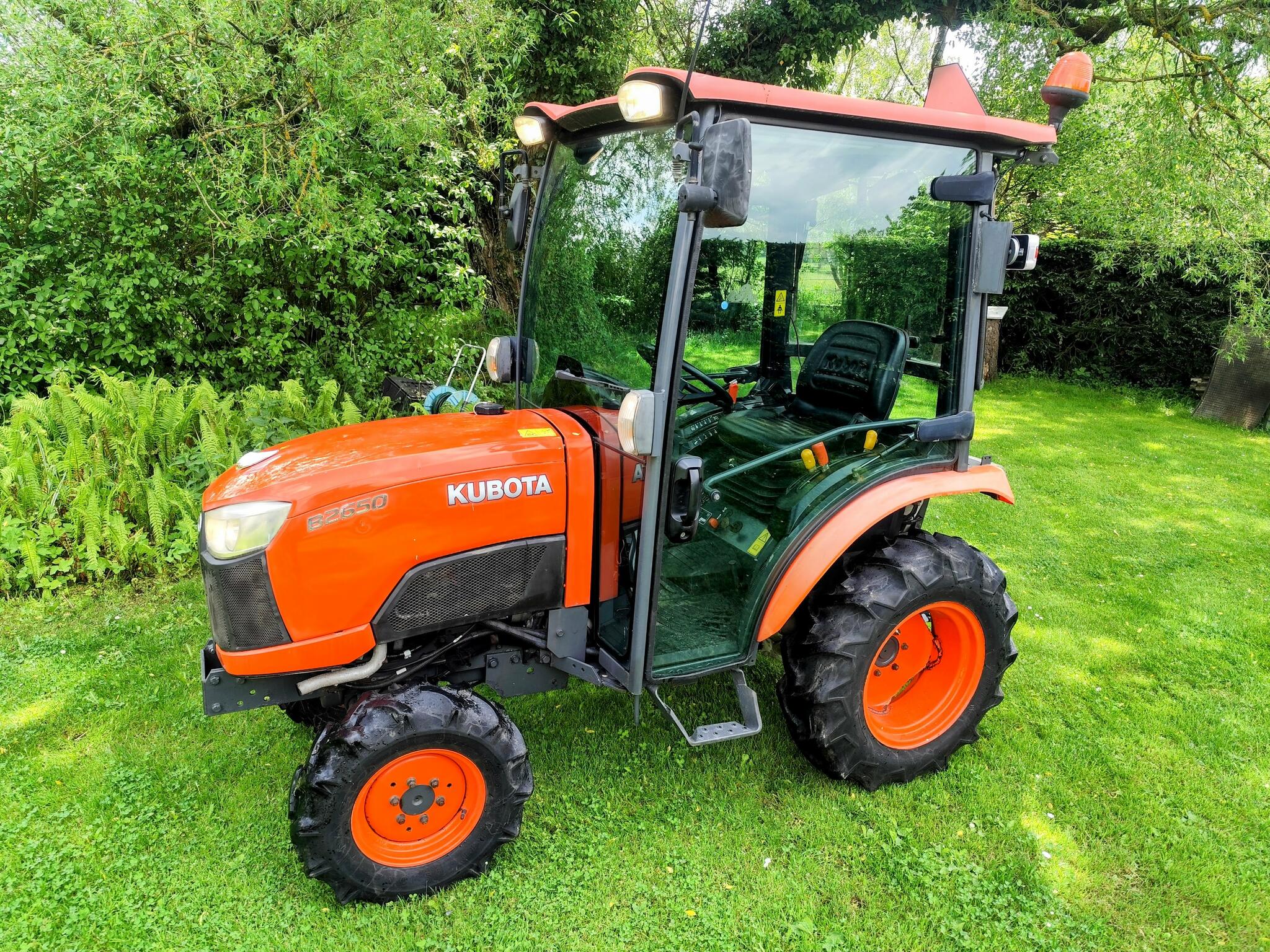 Malotraktor KUBOTA B2650 + nové rozmetadlo WESSEX, STK - TOP