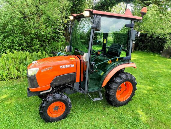 Malotraktor KUBOTA B2650 + nové rozmetadlo WESSEX, STK - TOP