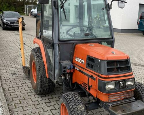 Traktor Kubota sT 30 4x4 + sekačka