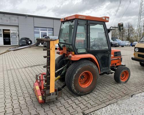 Traktor Kubota sT 30 4x4 + sekačka