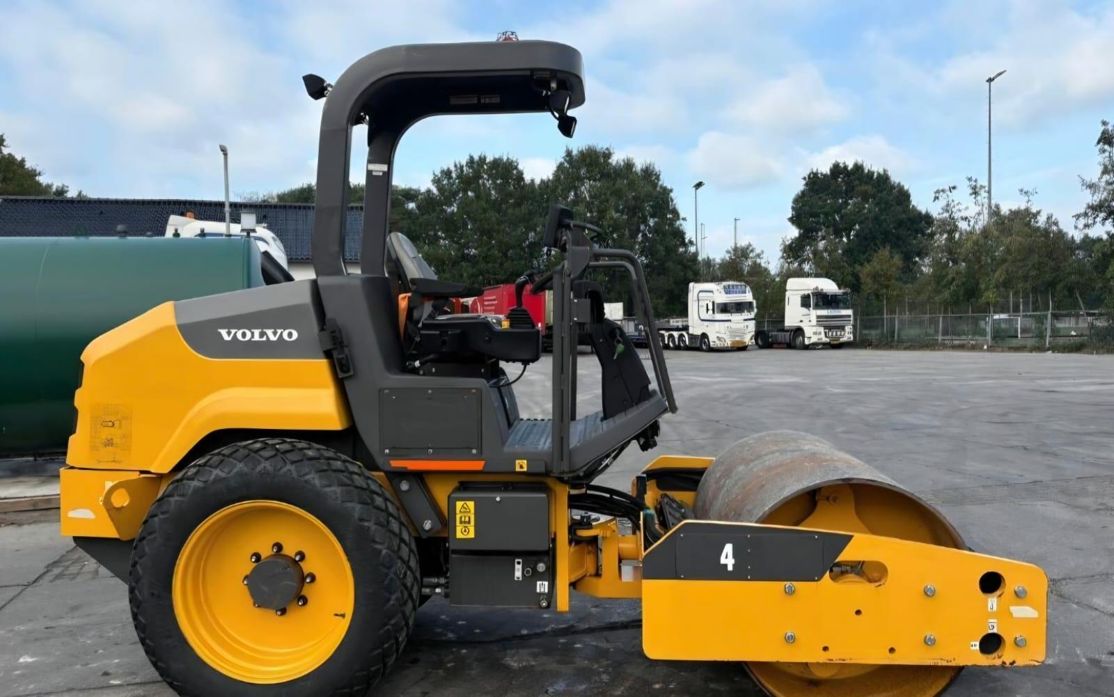 Válec VOLVO SD45B, r.v. 2021, pouze 93 mth, zánovní stav