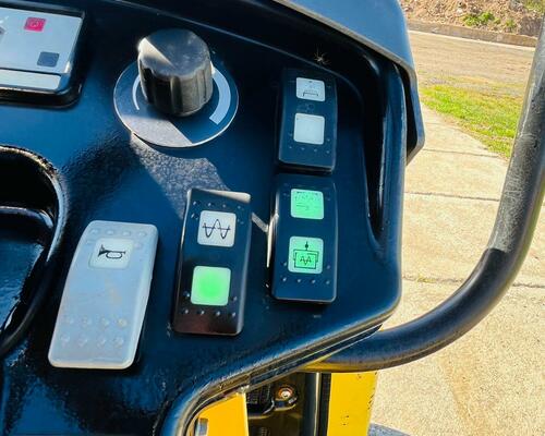 Vibrační válec Dynapac CC900 (Možnost leasingu)