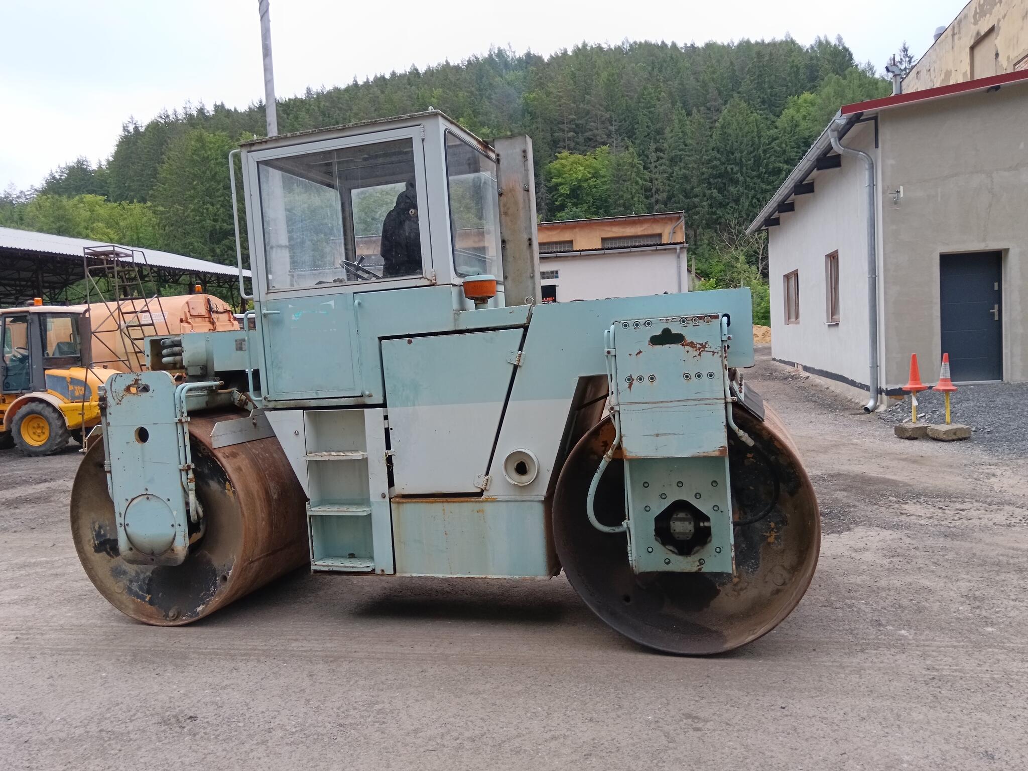 Vibrační válec Stavostroj VSH100 -
