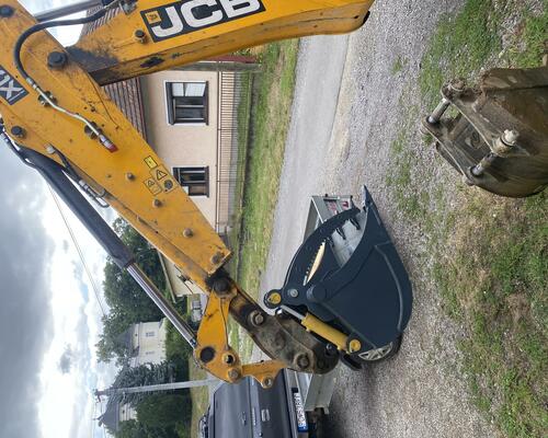 Lyžica s hydraulickým palcom pre traktor-bagre