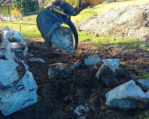 Lyžica s hydraulickým palcom pre traktor-bagre