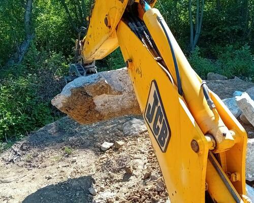 Lyžica s hydraulickým palcom pre traktor-bagre