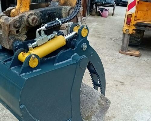 Lyžica s hydraulickým palcom pre traktor-bagre - pridržiavač