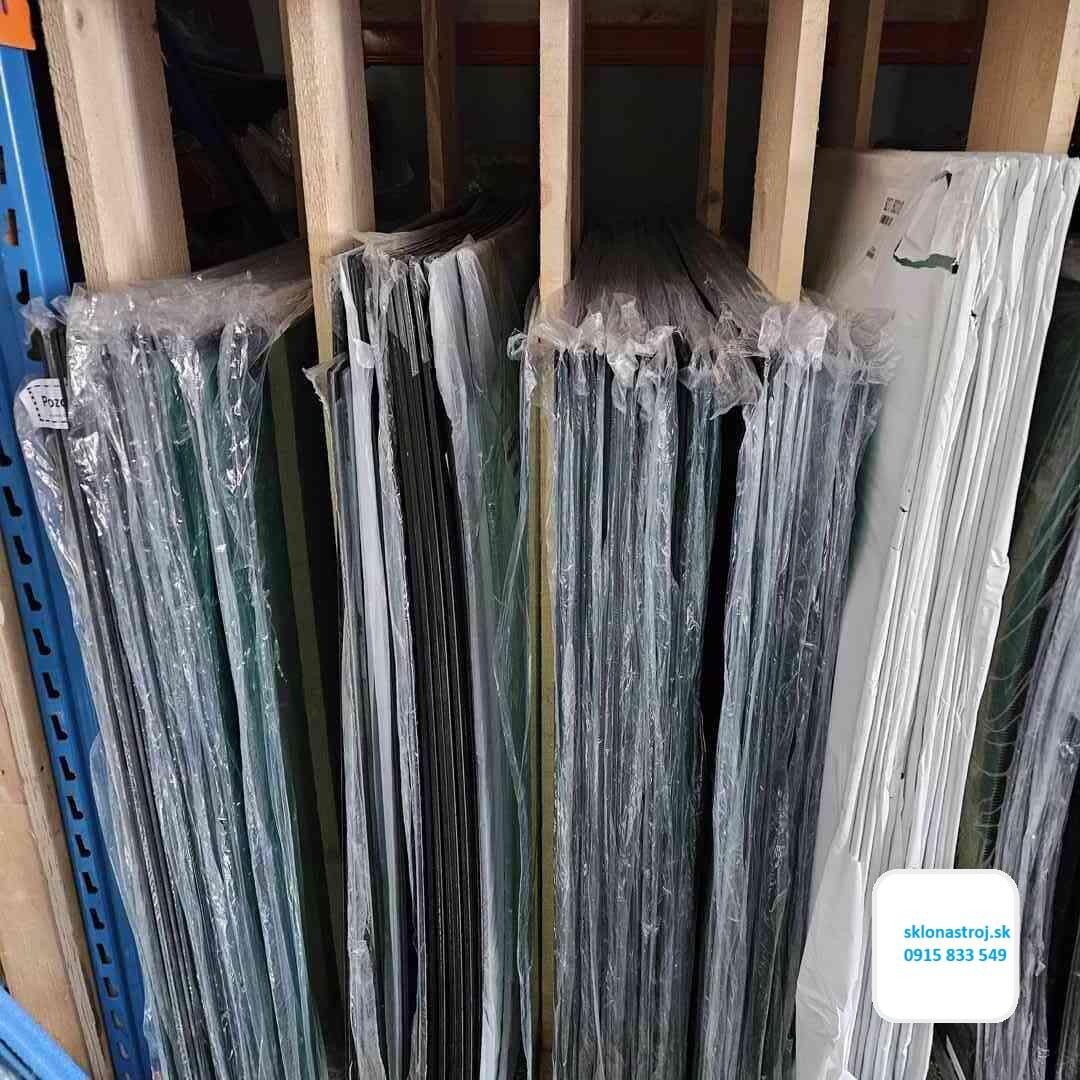 zadné sklo okno sklá výklopné traktorbagre JCB CAT KOMATSU