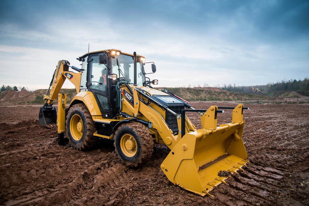 Caterpillar přichází s novou F2 sérií traktorbagrů splňující evropské emisní normy