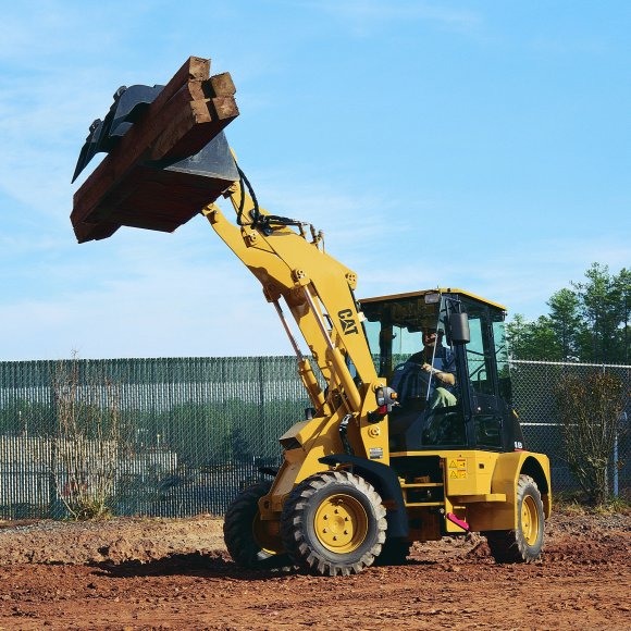 Kompaktní kolový nakladač Caterpillar 904B se vrací k Z-kinematice