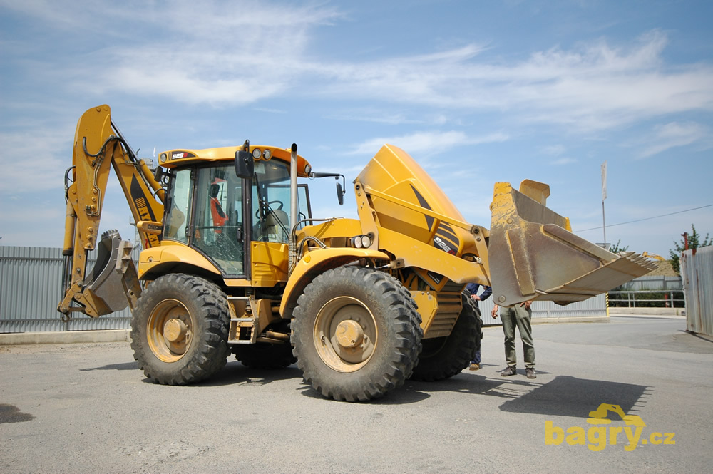 Hydrema 926D s částečně odklopenou kapotou
