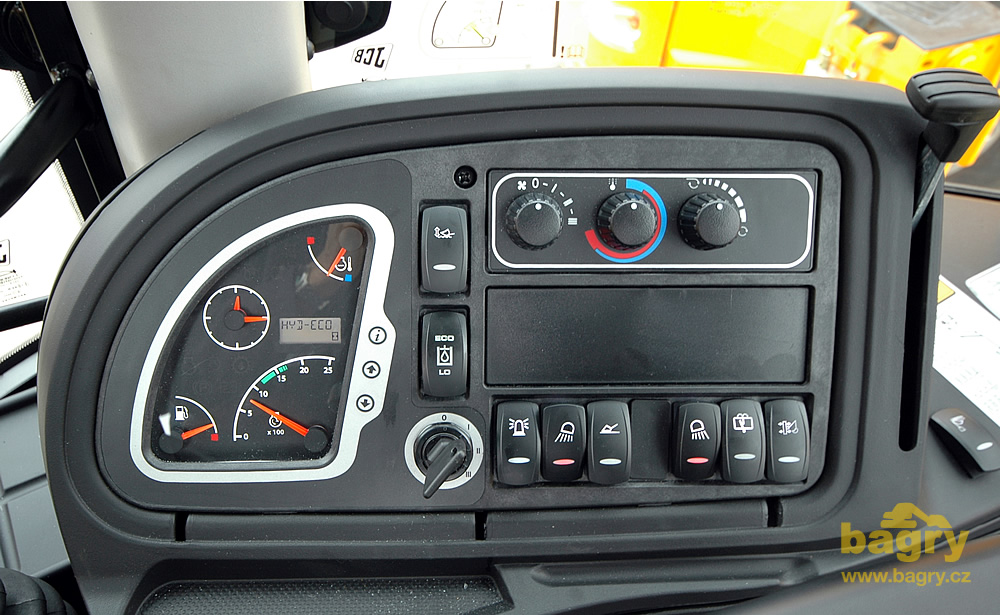 Boční přístrojový panel