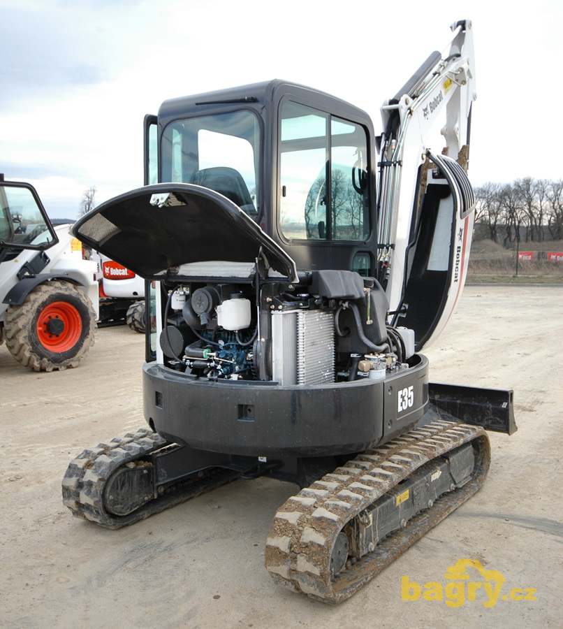 Bobcat E35 - servisní přístup