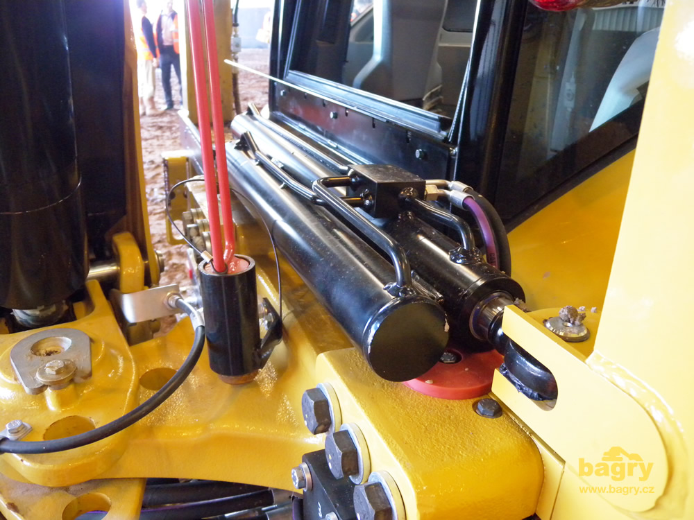 Zdokonalený hydraulický posuv výložníku
